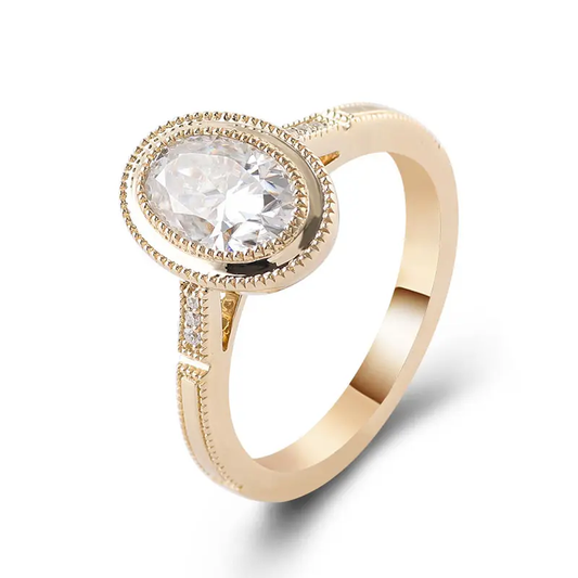 椭圆形切割密镶钻石订婚戒指 18K 黄金包边镶嵌戒指