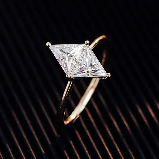 1.50 总克拉三角形切割实验室种植钻石订婚戒指