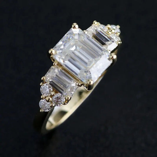 1.80 克拉祖母绿实验室钻石订婚戒指
