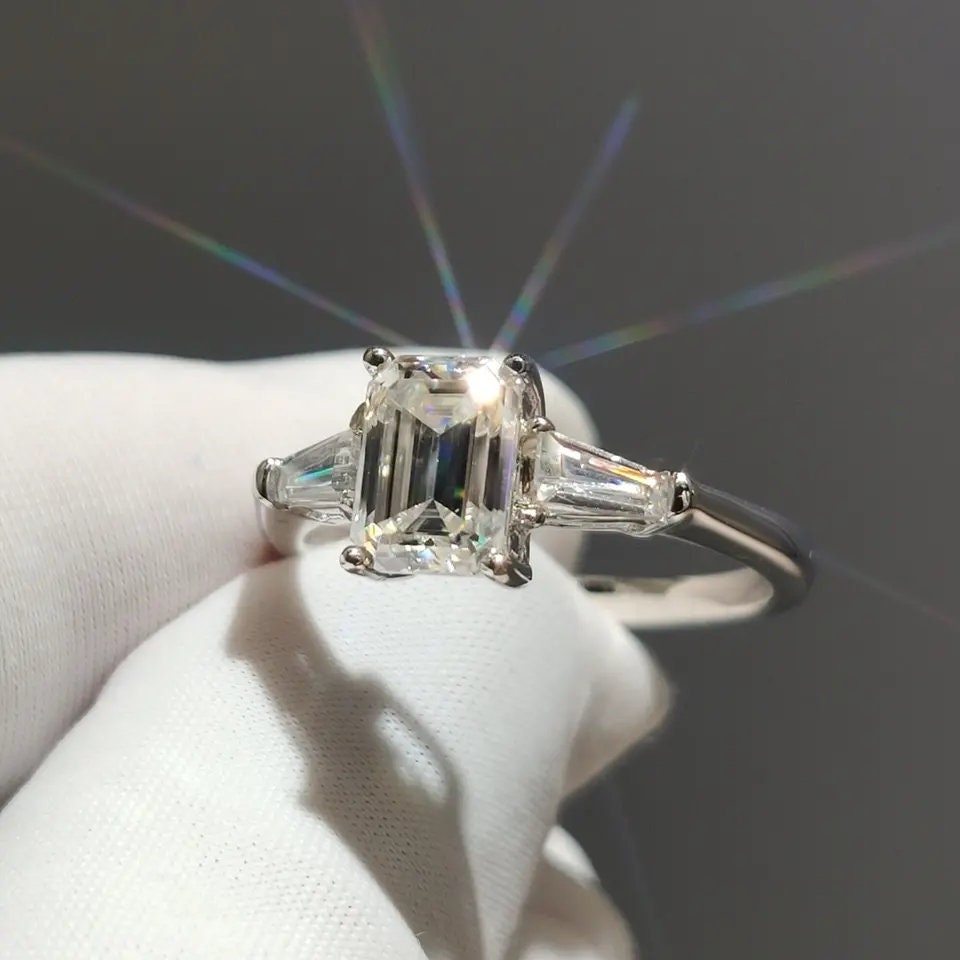 1.55 克拉 IGI 认证 E/VVS2 祖母绿切割实验室种植钻石订婚戒指