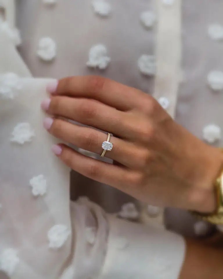 椭圆形实验室种植钻石隐藏光环 14K 金订婚戒指