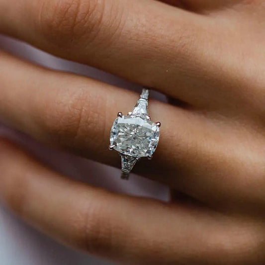 白色垫形明亮式切割实验室制造钻石戒指
