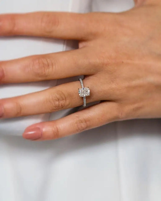 2.98 克拉加长垫形切割实验室种植钻石隐藏光环订婚戒指