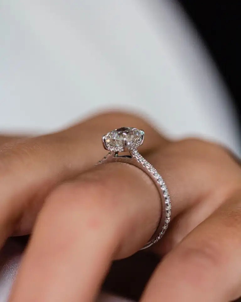 2.98 克拉加长垫形切割实验室种植钻石隐藏光环订婚戒指